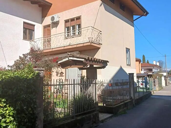 Casa con 8 locali in vendita in Capriva Del Friuli