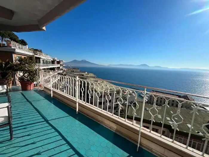 Appartamento con 6 locali in vendita in Via Catullo, Napoli