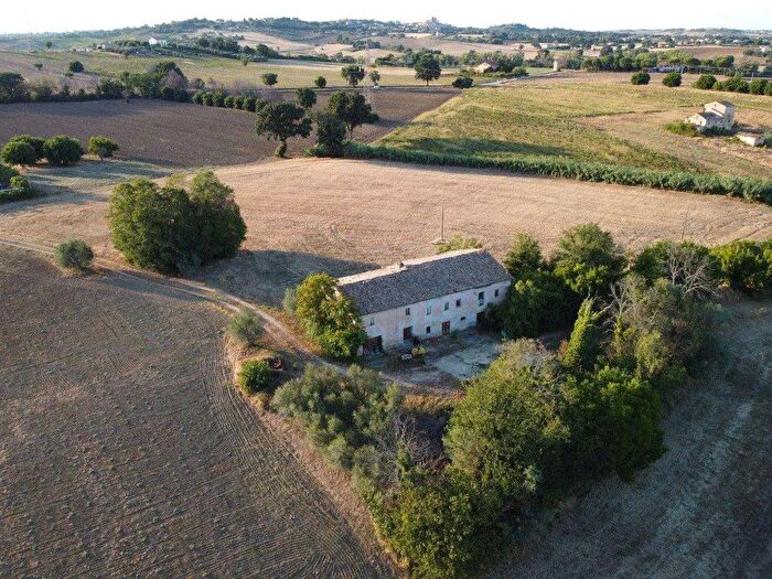 Casa con 15 locali in vendita in Via Guastuglie, Monsano
