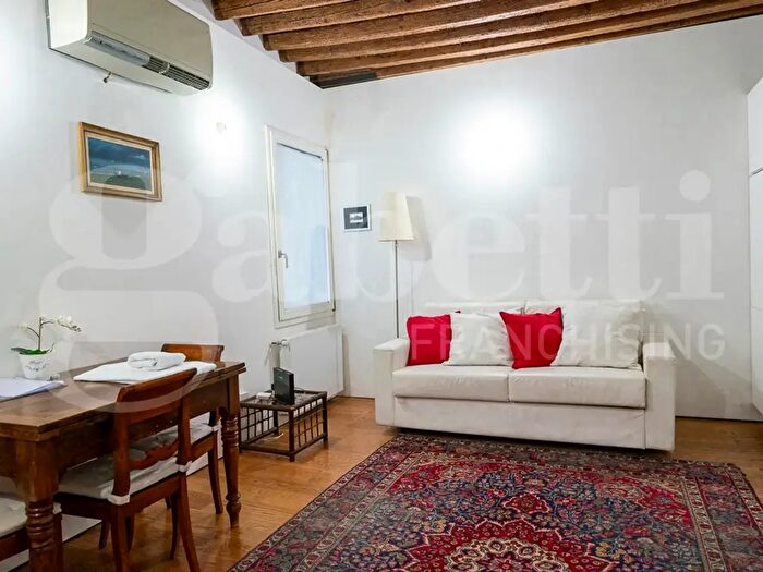 Appartamento bilocale in vendita in Strada Nova, Venezia