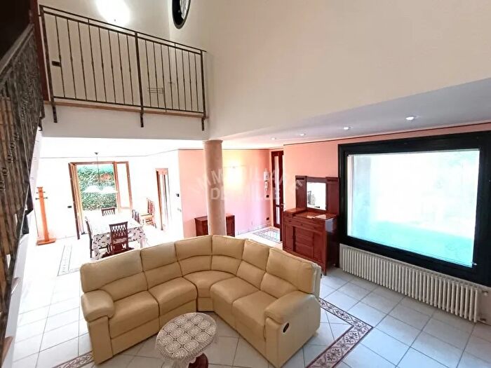 Casa quadrilocale in vendita in Vezzano Sul Crostolo