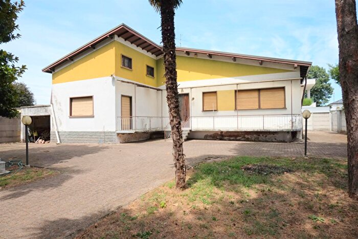 Casa quadrilocale in vendita in Via Sardegna, Magnago