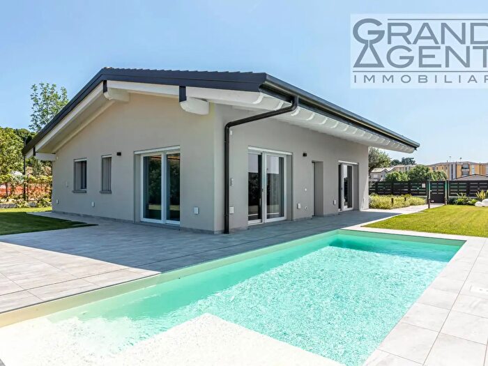 Casa quadrilocale in vendita in Strada Pozzolengo Snc, Ponti Sul Mincio