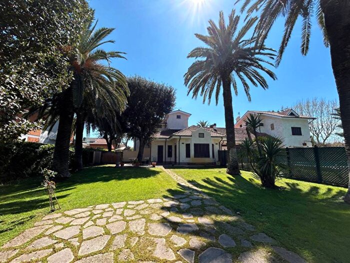 Casa con 5 locali in affitto in Via Numana, Fregene, Fiumicino