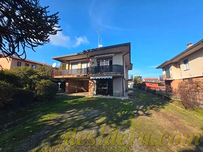 Casa con 10 locali in vendita in Varallo Pombia