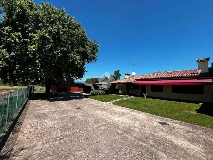 Casa con 5 locali in vendita in Villa a Schiera Via Canale, Volpago Del Montello