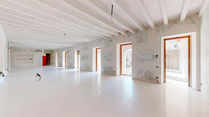 Casa con 8 locali in vendita in Via Fratelli Cairoli, Mantova