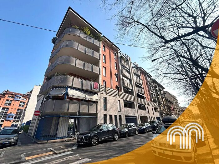 Appartamento trilocale in vendita in Via Urbino, Torino