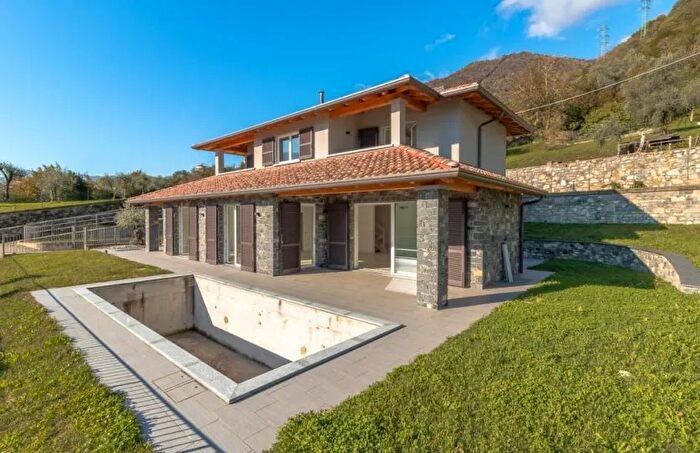 Casa con 8 locali in vendita in Tremezzina