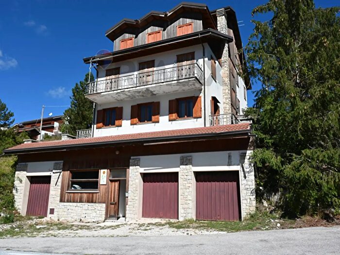 Appartamento con 5 locali in vendita in Via Aremogna, Roccaraso