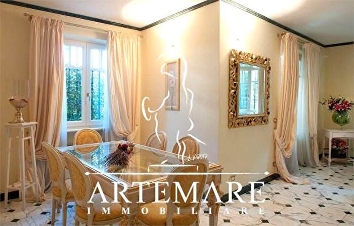 Appartamento con 5 locali in vendita in Via Alessandro Manzoni, Pietrasanta