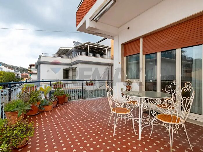 Appartamento con 5 locali in affitto in Via Francesco Crispi, Aci Castello