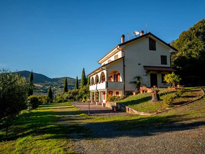 Casa con 16 locali in vendita in Riparbella