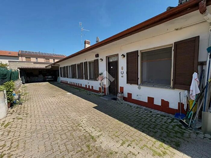 Casa quadrilocale in vendita in Via S Boezio, Trecate