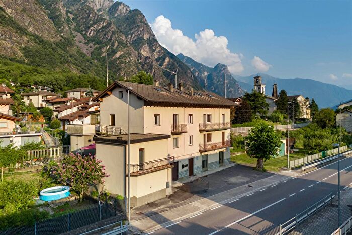 Appartamento trilocale in vendita in Via Spluga, Prata Camportaccio