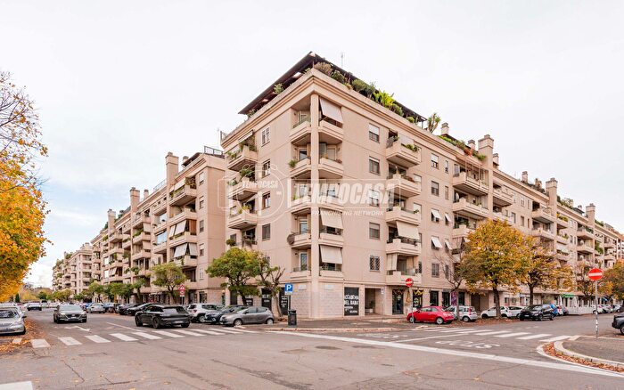 Appartamento trilocale in vendita in Via del Pianeta Giove, Roma