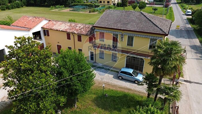 Casa con 11 locali in vendita in Rubano