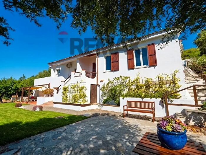 Casa con 8 locali in vendita in Quartu SantElena
