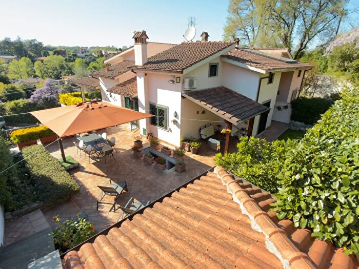 Casa con 10 locali in vendita in Via delle Azalee, Rignano Flaminio