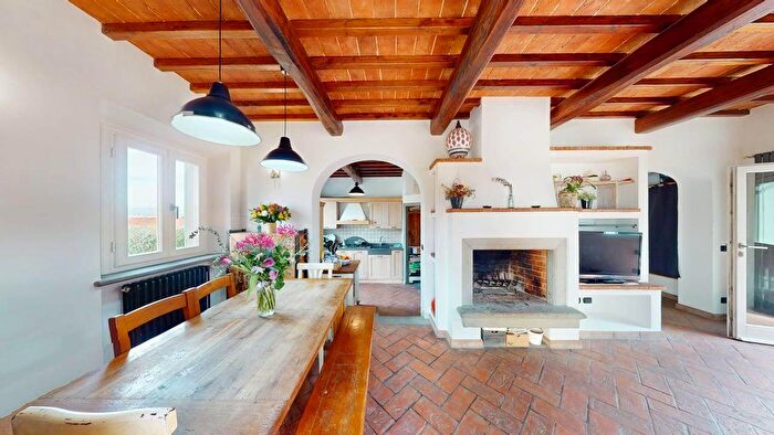 Casa con 6 locali in vendita in Lastra A Signa