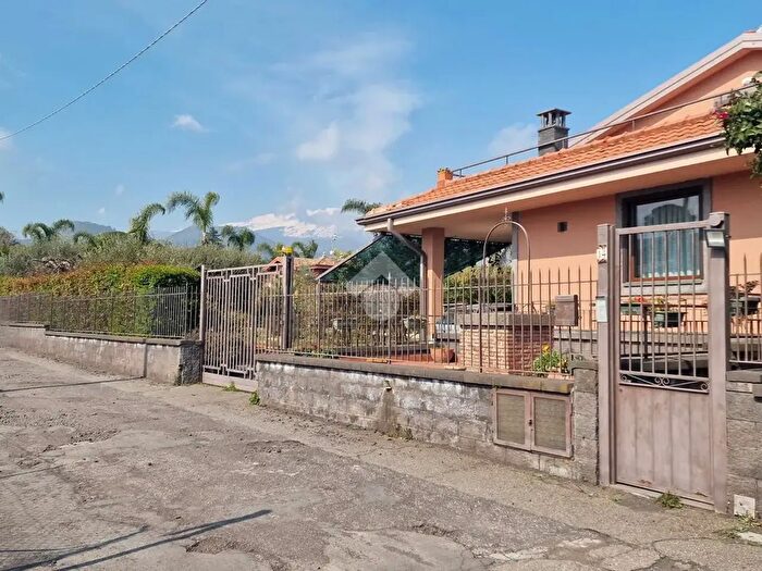 Casa quadrilocale in vendita in Via Sicilia, Viagrande
