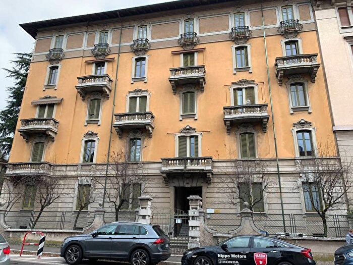 Appartamento con 6 locali in affitto in Viale Padre Gian Battista Aguggiari, Centro, Varese