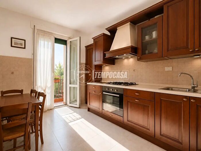 Appartamento con 5 locali in vendita in Via Andrea Podestà, Genova