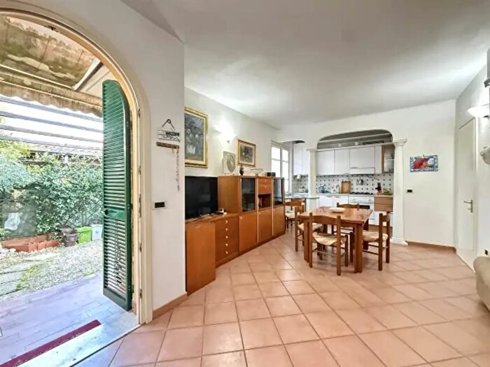 Casa quadrilocale in vendita in Via Venezia, Massa