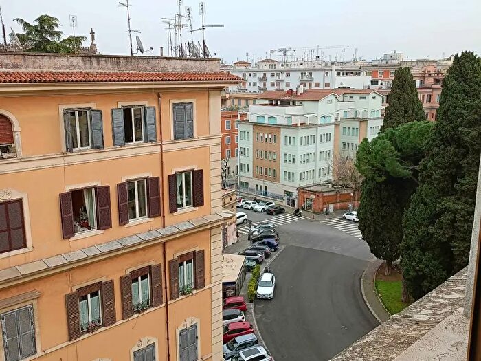 Appartamento con 5 locali in vendita in Via Duilio, Roma