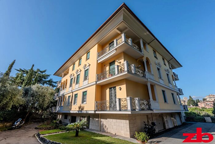 Appartamento con 9 locali in vendita in Via della Sirena, Genova