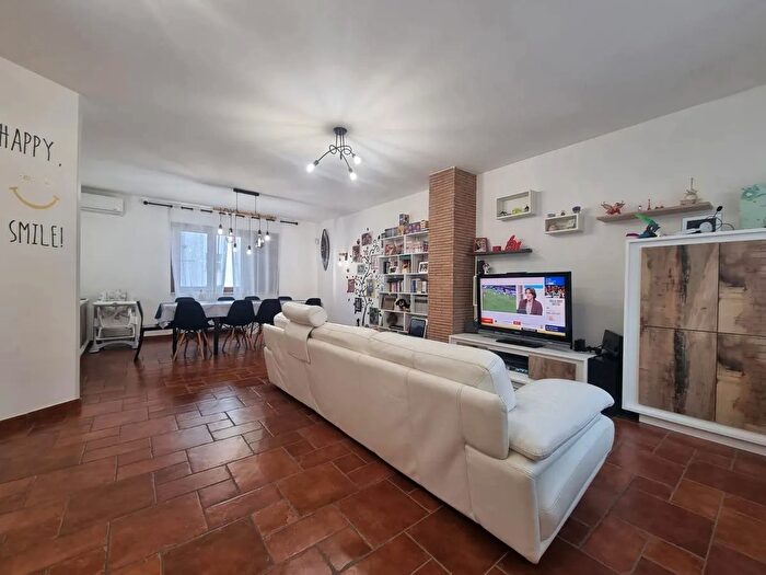 Appartamento con 5 locali in vendita in Via Ippolito Nievo, Aprilia