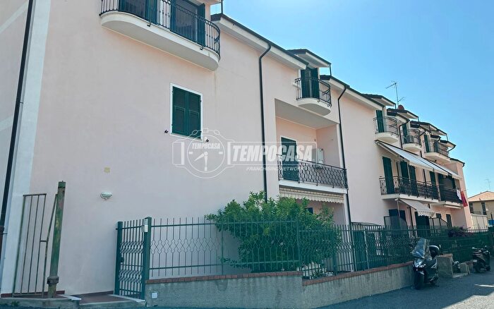 Appartamento trilocale in vendita in Via Como, Loano