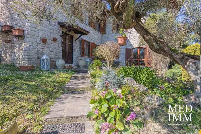 Casa con 17 locali in vendita in Via Camerano, Orte