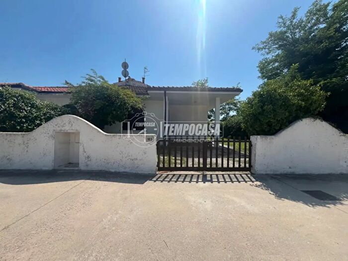 Appartamento trilocale in vendita in Viale Francia Lido delle Nazioni, Comacchio