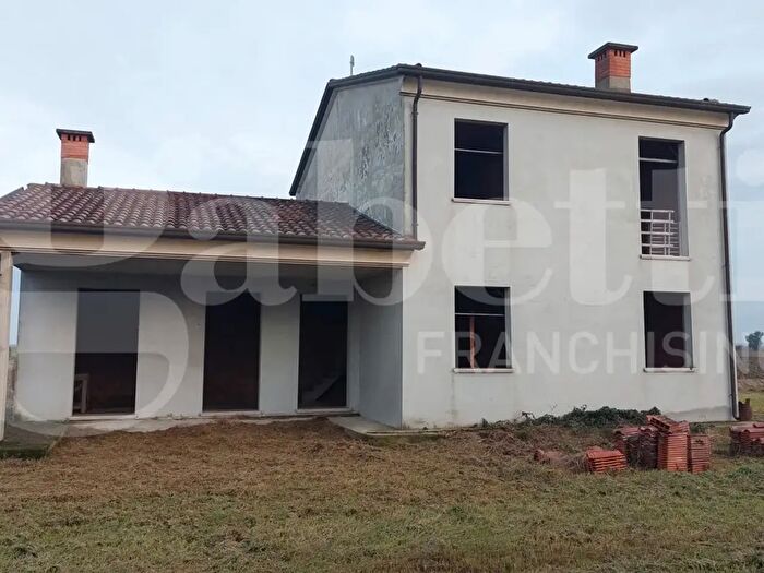 Casa con 7 locali in vendita in Porto Viro