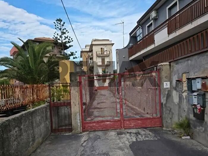 Appartamento trilocale in vendita in Via Macello, Catania