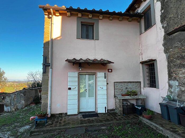 Casa con 6 locali in vendita in Collesalvetti