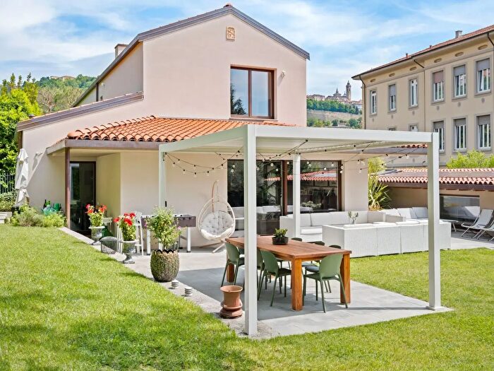 Casa con 12 locali in vendita in Via Costituzione a, Bergamo