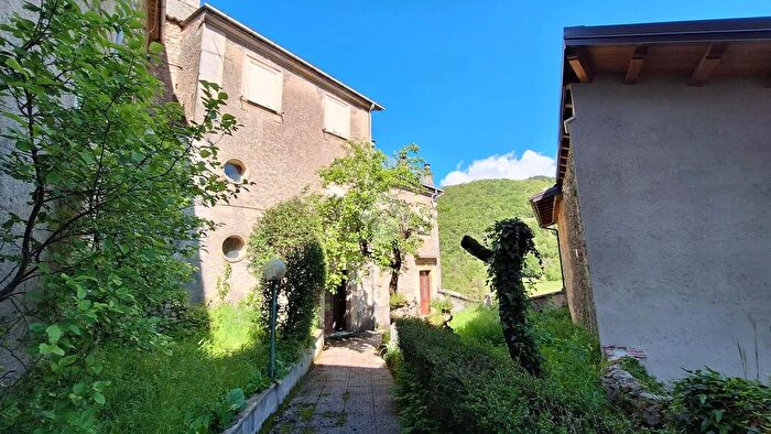 Casa con 8 locali in vendita in Piazza Damiano Chiesa, Trevi Nel Lazio