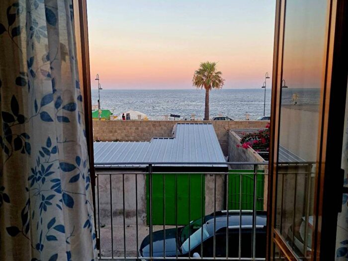 Appartamento trilocale in affitto in Via Cristoforo Colombo, Marina di Gioiosa Ionica