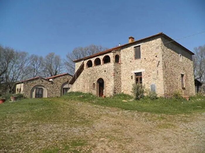 Casa con 10 locali in vendita in Montecatini Val Di Cecina