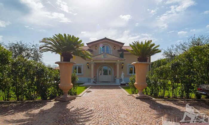 Casa con 13 locali in vendita in Pietrasanta