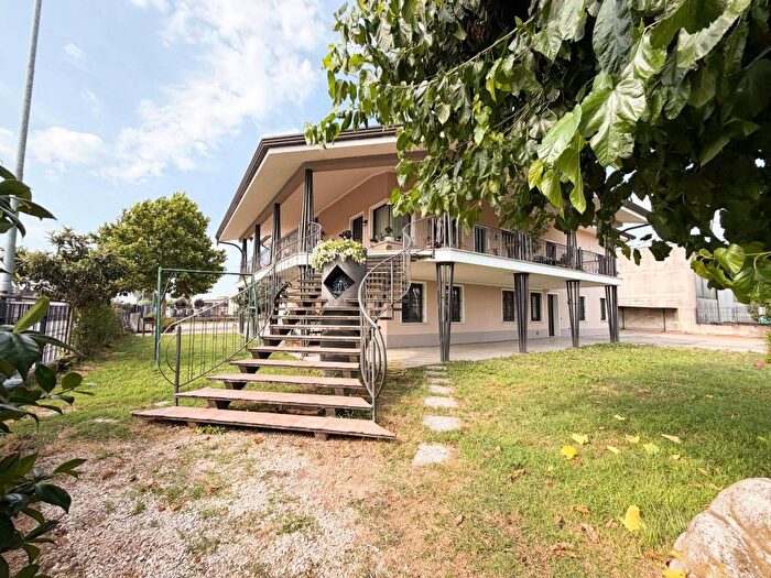 Casa con 6 locali in vendita in Via Padre Giovanni Piamarta, Remedello