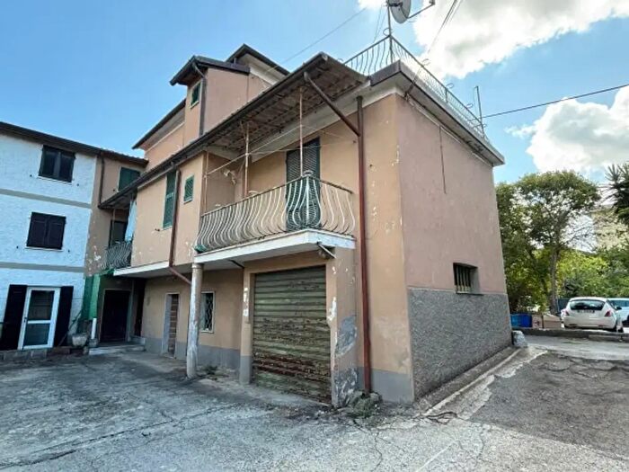 Casa con 6 locali in vendita in Via dei Saraceni, Massa
