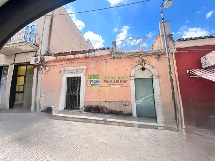 Casa quadrilocale in vendita in Via Generale Amato, Comiso