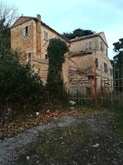 Casa con 15 locali in vendita in Fano, Fano