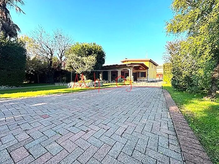 Casa quadrilocale in vendita in Via Rondinelle, Selvazzano Dentro