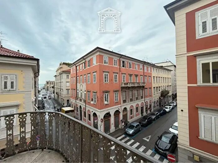 Appartamento trilocale in vendita in Via Felice Venezian, Trieste