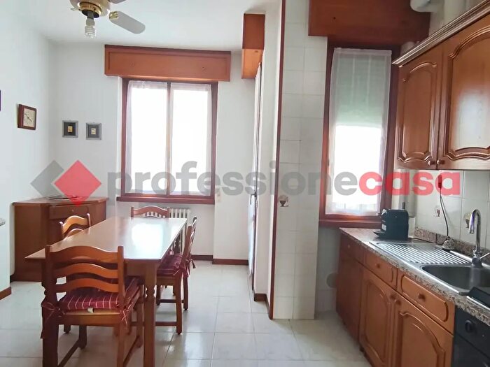Appartamento con 5 locali in affitto in Via Livigno, Milano