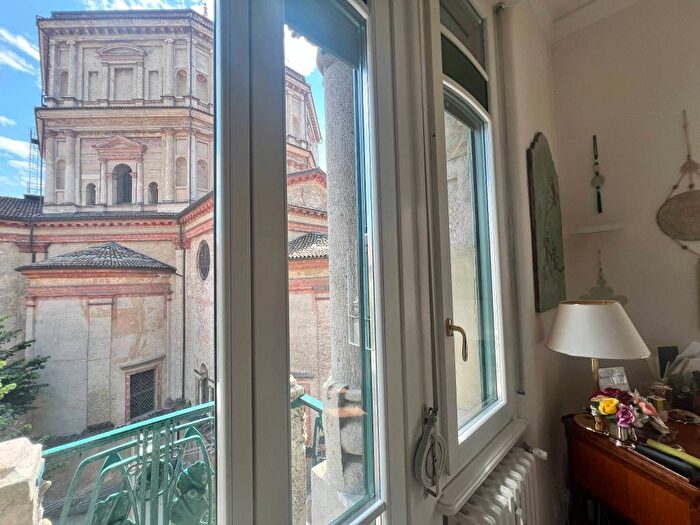 Appartamento con 6 locali in affitto in Via Vincenzo Bellini, Palestro, Milano